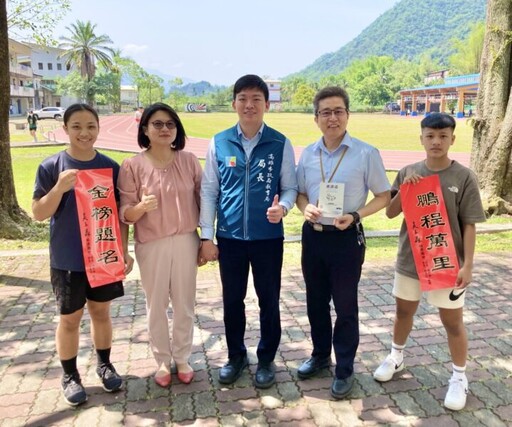 六龜高中創校佳績 吳立森局長到校祝賀首位台大新生並為會考生打氣