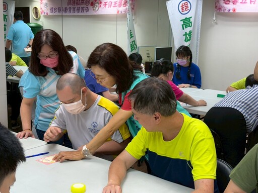 高雄郵局攜手唐氏症協會 溫馨母親節傳情活動獻愛