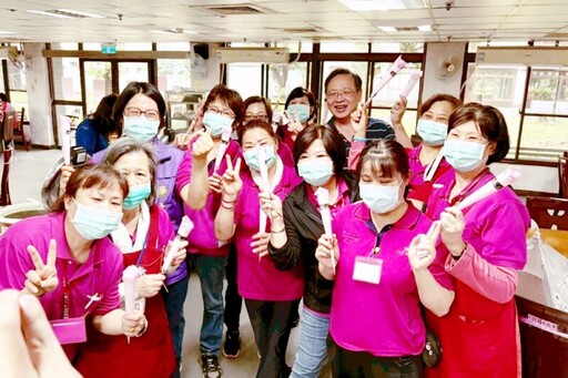 致贈康乃馨、致敬母親節 八德榮家祝福住民奶奶暨同仁母親節快樂