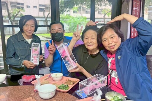 致贈康乃馨、致敬母親節 八德榮家祝福住民奶奶暨同仁母親節快樂