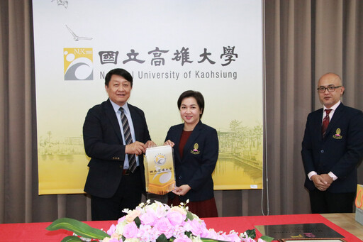 深耕泰語教育有成！高雄大學獲朱拉隆功大學頒授檢定中心銘牌