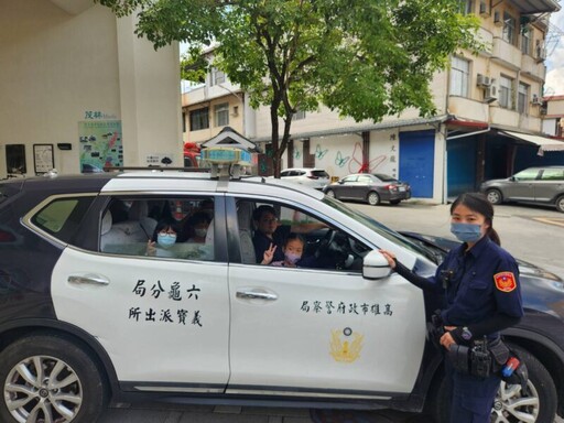 六龜警分局迎國小生參訪認識警察工作日常