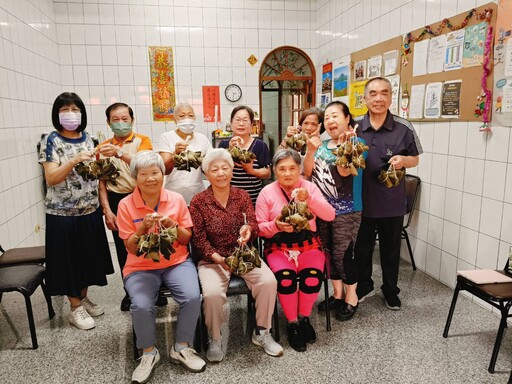 端午送暖 市立岡山醫院八處長照站攜手包愛心粽