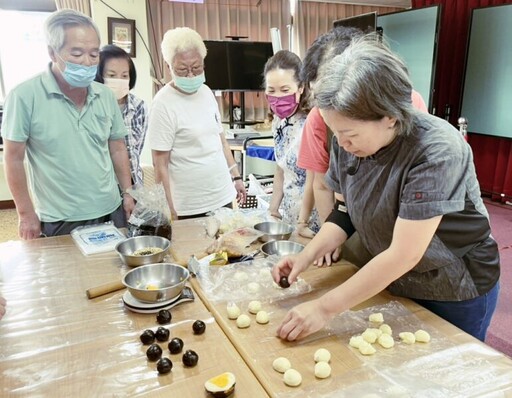 八德榮家烘培社成果發表飄香四溢 住民長輩創意活力打造美味好食光