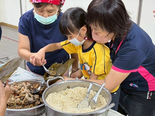高雄客委會端午傳統文化扎根 幼童首次包粽驚喜連連