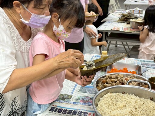 高雄客委會端午傳統文化扎根 幼童首次包粽驚喜連連