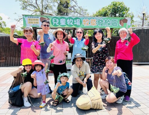 壽山動物園家族成員拆粽葉萌樣超療癒