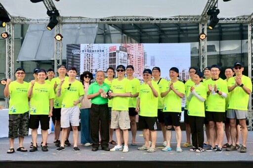 陳其邁率市府隊拚戰龍舟賽 與AIT、日台KIZUNA尬船技