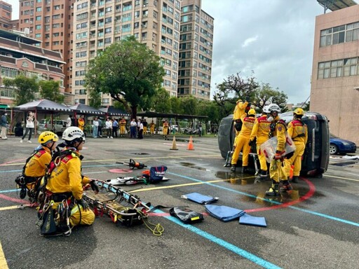 議會警消衛環委員會考察消防局特搜大隊 體驗消防救援裝備
