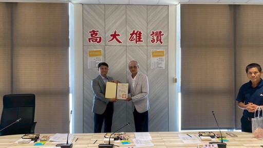 高雄大學攜手富仁基金會助學圓夢 陳啓仁校長勉勵學子展翅飛翔