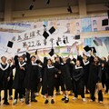 高雄大學畢典勉畢業生成為火柴 校長陳啓仁：為世界帶來光明