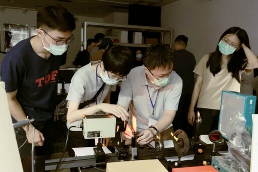 傳統翻譯工作受AI技術衝擊 資深譯者成功跨域轉職半導體製程工程師