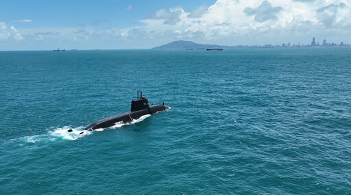 台船、海軍聯手創舉!海鯤軍艦浮航測試成功