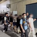 雄警夜襲販毒KTV！破獲54人群聚開毒趴！