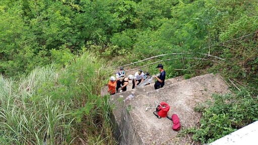 自行車賽返程不慎墜坡 湖內警消迅速救援送醫