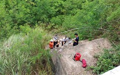 自行車賽返程不慎墜坡 湖內警消迅速救援送醫