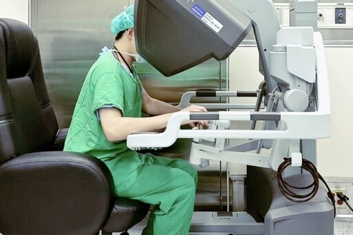 機器手臂輔助單孔微創手術 助83歲阿嬤病人術後5日出院