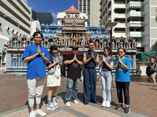 《行！鬥陣出國去！》新加坡之旅 黃鐙輝穿中東女裝演出