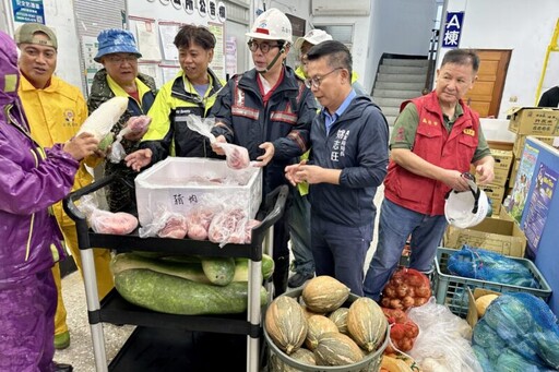 陳其邁視察高雄山區災情 親送物資慰問收容民眾