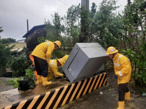 台電台東區處奮戰強颱第一線 積極搶修點亮萬家燈火
