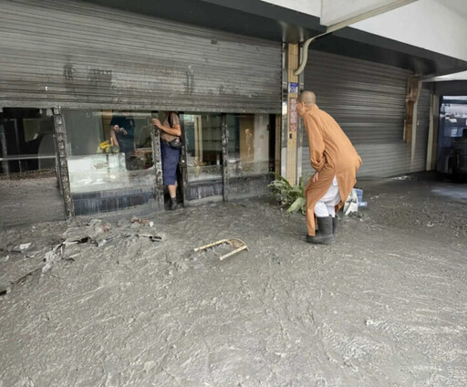 佛光山月光寺捐贈200萬救援花蓮 法師親赴災區傳遞溫情