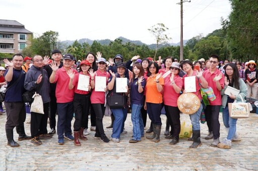 竹縣農會號召10個鄉鎮區農會近300人 助拙茁家園採收727斤洛神花