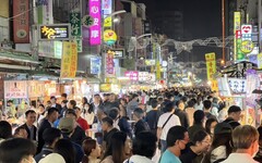 大型演唱會持續帶動觀光熱潮，六合夜市攤商人潮活絡、帶動當地商機
