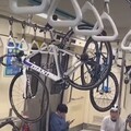 單車騎士車懸空掛車廂扶手搖晃遭轟 北捷：造成危險可拒絕運送