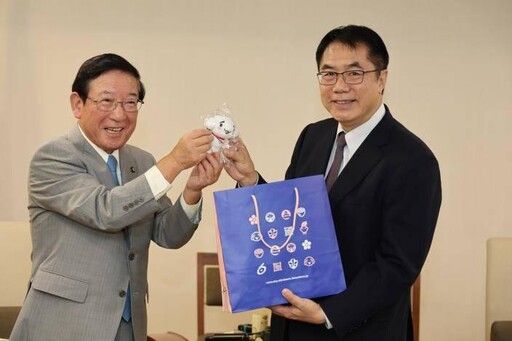 日本福島白河市長拜會 兩市長為達摩開眼象徵台日友情圓滿