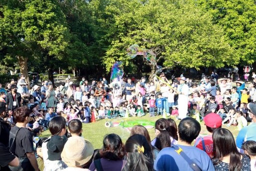 「2024臺南市耶誕跨年」首場活動總爺登場 ，劇團、造型氣球表演節慶味濃，吸引近萬民眾同樂