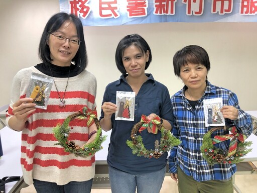歡慶聖誕、宣導反賄 移民署竹市站新住民課程手作聖誕飾品並提醒反賄選淨化選風