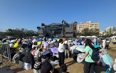 台南瘋跨年！近千歌迷烈日撐傘等待 2024跨年派對提前啟動
