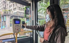 搭公車刷手機「碼也通」！中市公車搭載行動支付驗票機 服務再升級