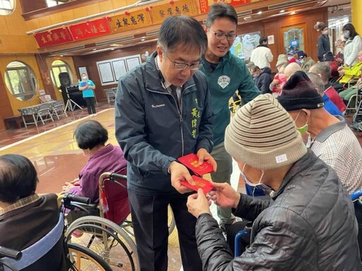 春節連假即將到來，臺南市黃偉哲市長為向老人福利機構的長者及工作人員表達新年祝褔