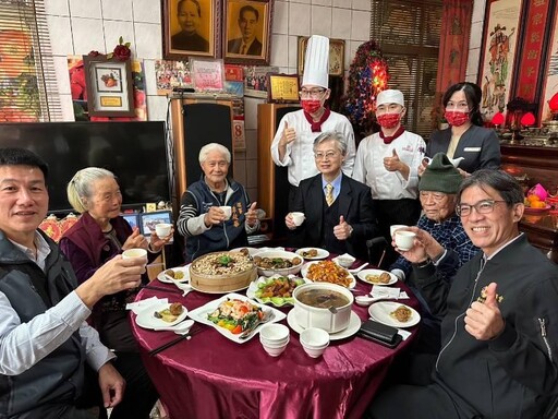 中榮副院長傅雲慶訪視獨居榮民 五星年菜親送到家傳遞溫馨