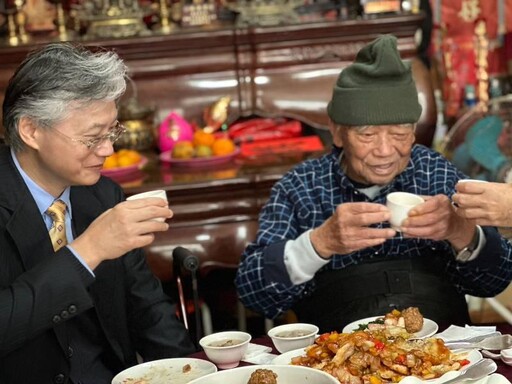 中榮副院長傅雲慶訪視獨居榮民 五星年菜親送到家傳遞溫馨