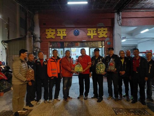 臺南市義消總隊長率隊慰勞執行台南燈會安全維護消防人員