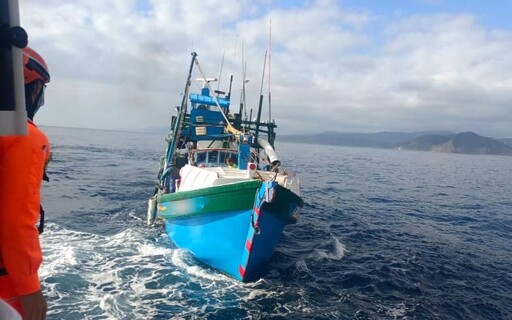 印尼漁工遭魟魚刺傷 海巡疾馳救援