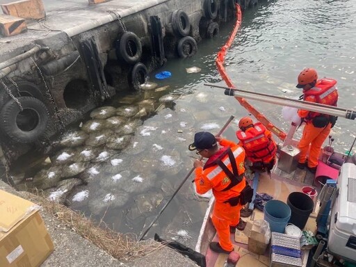 枋寮港區驚現油污 海巡派艇助清除