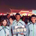 2024台灣燈會志工服務大受好評 總服務時數達2萬6千小時 志工手持LED指示板走動式服務也成熱門拍照點