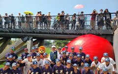 紅球降臨竹溪公園月見橋 體育局陳良乾局長帶領臺南棒球隊擊出紅不讓