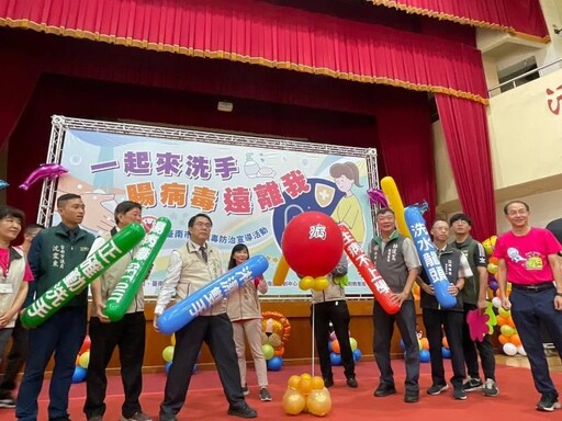 「手」護健康 黃偉哲市長帶領崇學國小師生共同宣誓對抗腸病毒