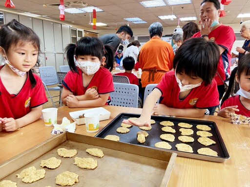 八德榮家烘焙教室成果展 爺奶邀幼兒園萌娃同樂體驗DIY手工餅乾樂趣