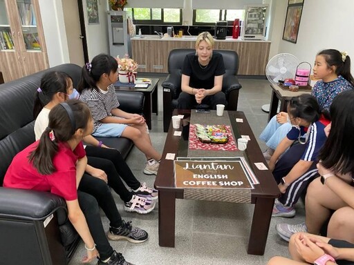 開基玉皇宮鼎力支持 臺南教育局引進國際志工 讓孩子勇敢開口說英語