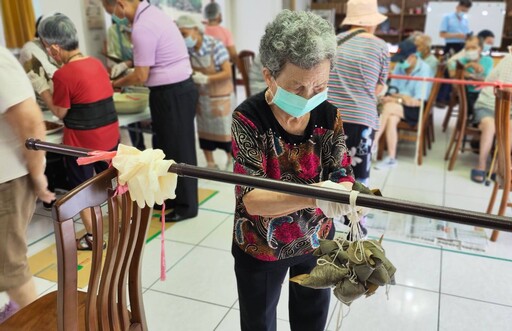 彰化榮家飄粽香慶端午 住民體驗重溫包粽趣