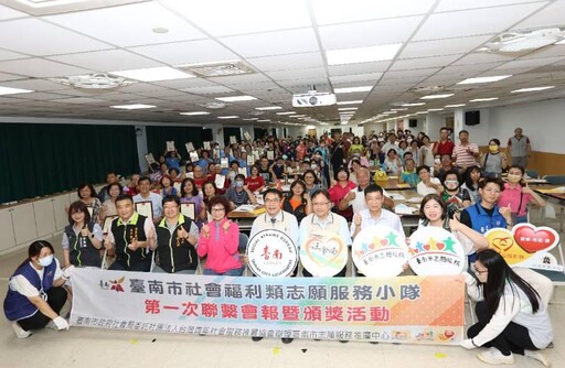 南巿社會局表揚57位金質徽章獎志工 黃偉哲:志工讓台南更溫暖幸福