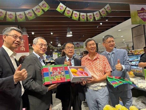 台南市長黃偉哲快閃行銷芒果第二站 台南芒果首次在大馬超市亮相