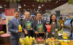 台南市長黃偉哲快閃行銷芒果第二站 台南芒果首次在大馬超市亮相