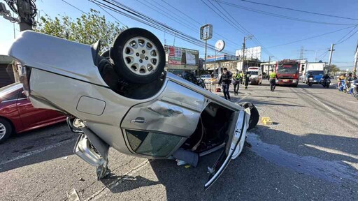 花壇中山路車禍現場宛如戰場 轎車失控連撞10車後翻覆