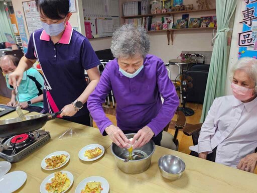 黑白大廚在這裡！彰榮日照中心長輩動手做韓式煎蛋捲樂開懷